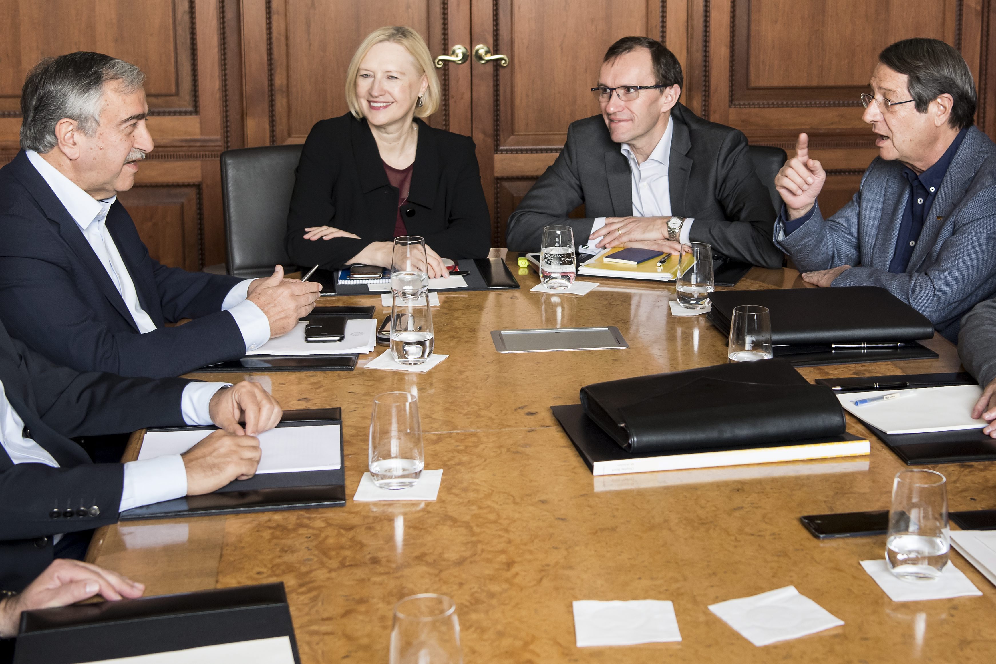 Αναστασιάδης και πολιτικοί αρχηγοί στη Γενεύη, στο κάδρο και η ΕΕ