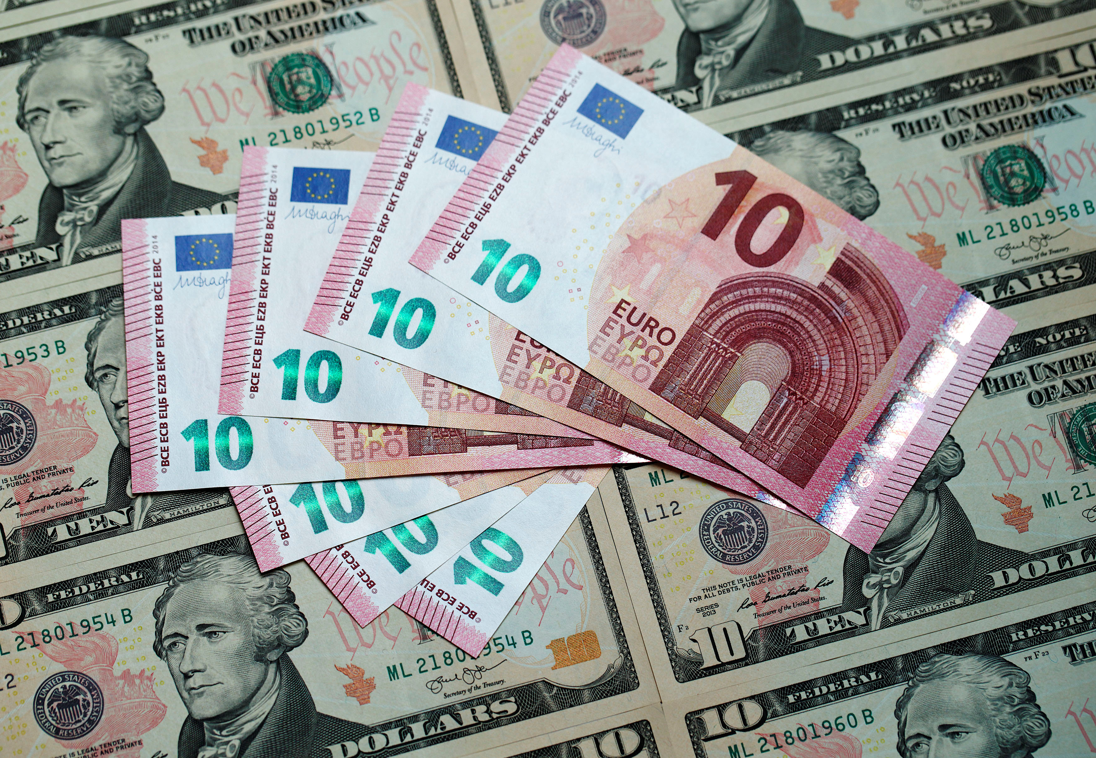 Πτώση του ευρώ έναντι του δολαρίου λόγω Ιταλίας
