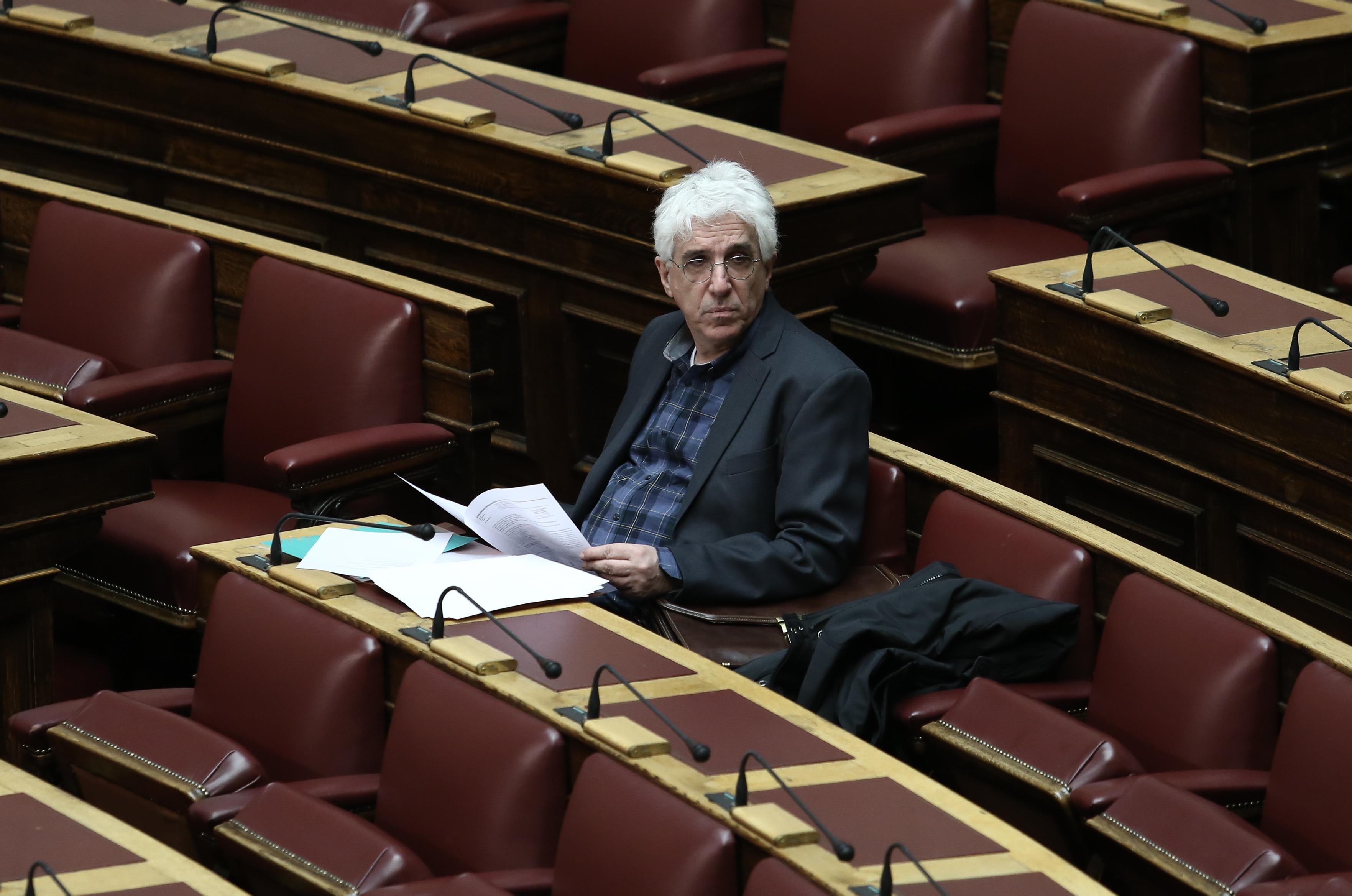 Παρασκευόπουλος: Να αποποινικοποιηθεί το κάψιμο της σημαίας