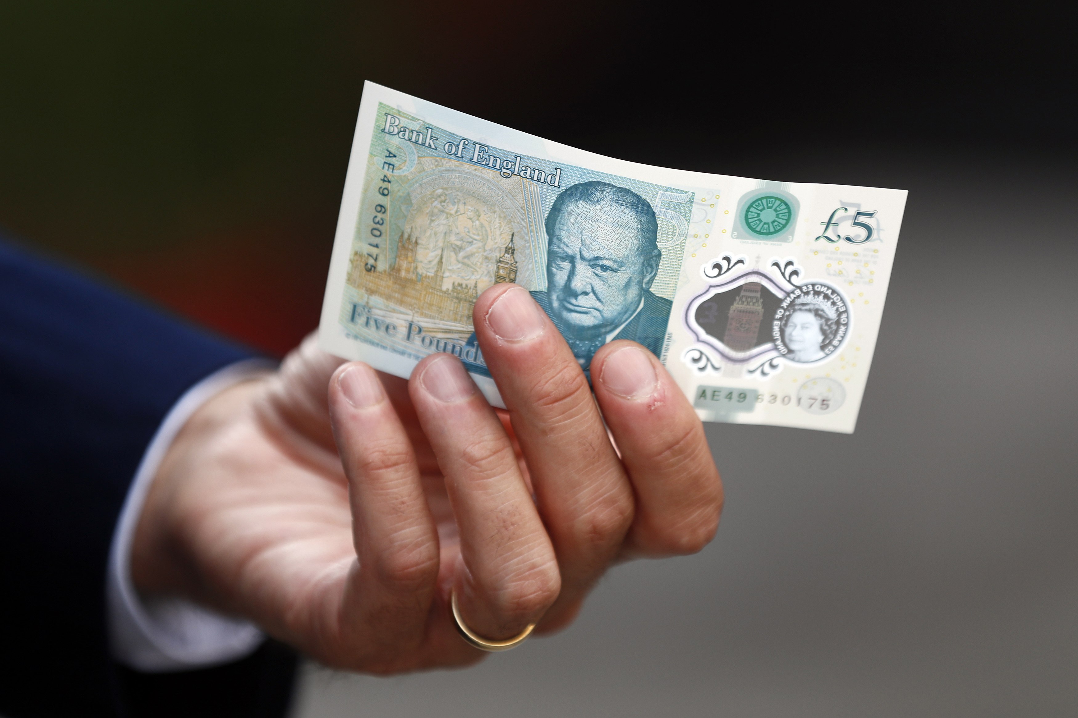 Ξεσηκώθηκαν οι Βρετανοί vegan και δεν θέλουν το χαρτονόμισμα των 5 λιρών