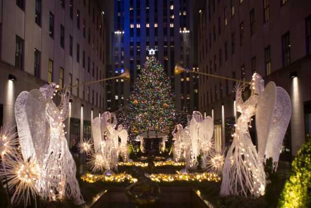 Φωταγωγήθηκε το διάσημο χριστουγεννιάτικο δέντρο στο Κέντρο Rockefeller
