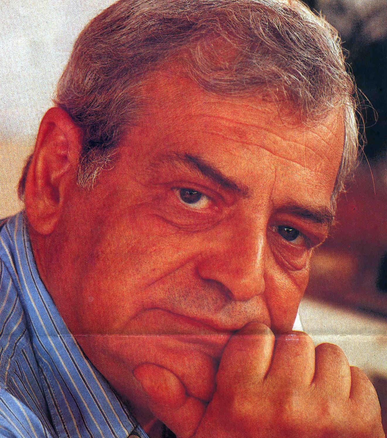 Ο Γιώργος Νταλάρας τραγουδά για τον Γιάννη Θεοδωράκη στον «Γαλαξία»