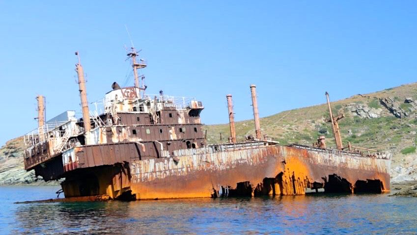 Άνδρος: περπατώντας πλάι σε ένα ναυάγιο