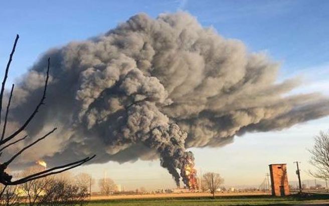 Κόλαση φωτιάς μετά από έκρηξη σε διυλιστήριο της βόρειας Ιταλίας