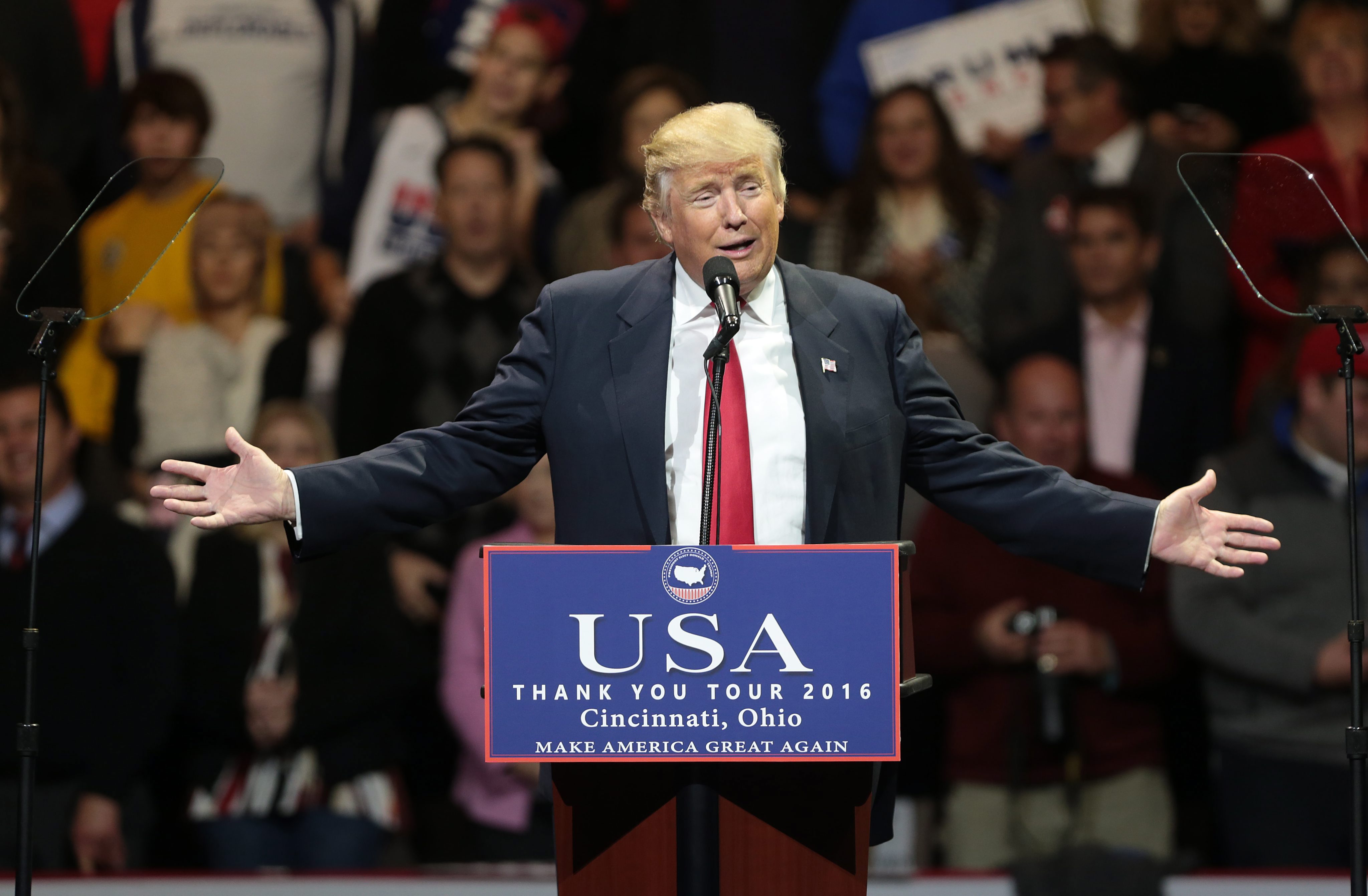 Τουρνέ Τραμπ σαν να ήταν ακόμη υποψήφιος, με μύδρους κατά πάντων