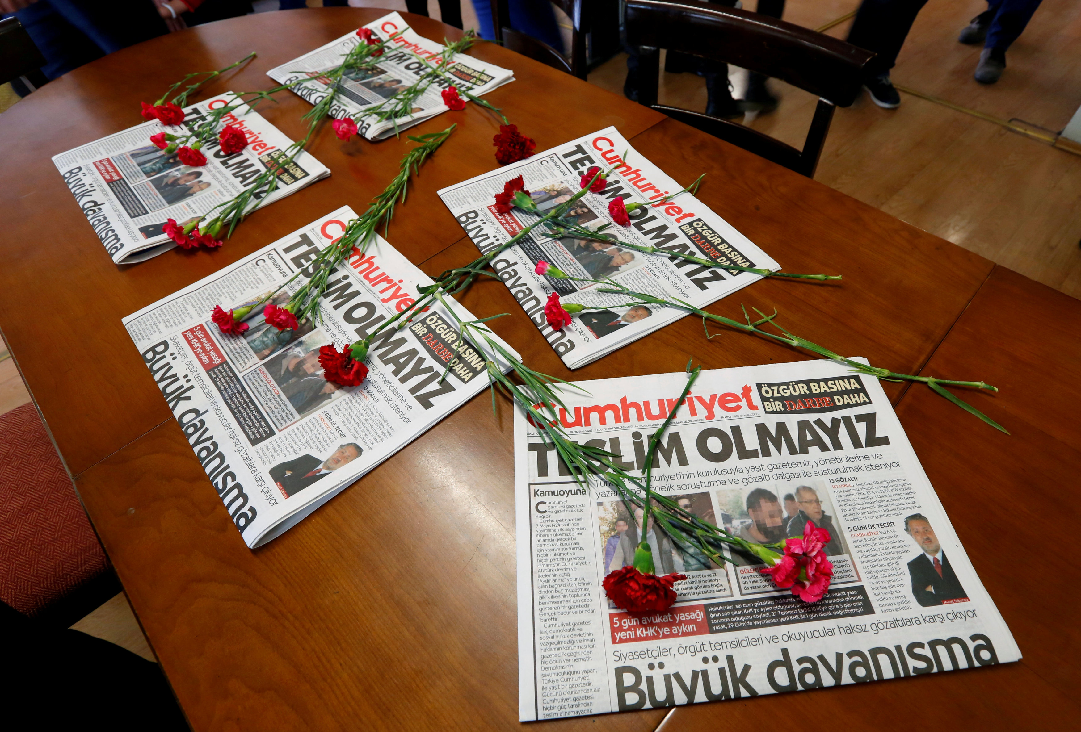 Συνέλαβαν μέχρι και τον καφετζή της Cumhuriyet για προσβολή του Ερντογάν
