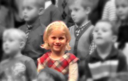 Βίντεο: Μια μικρούλα τραγουδάει για τους κωφάλαλους γονείς της!