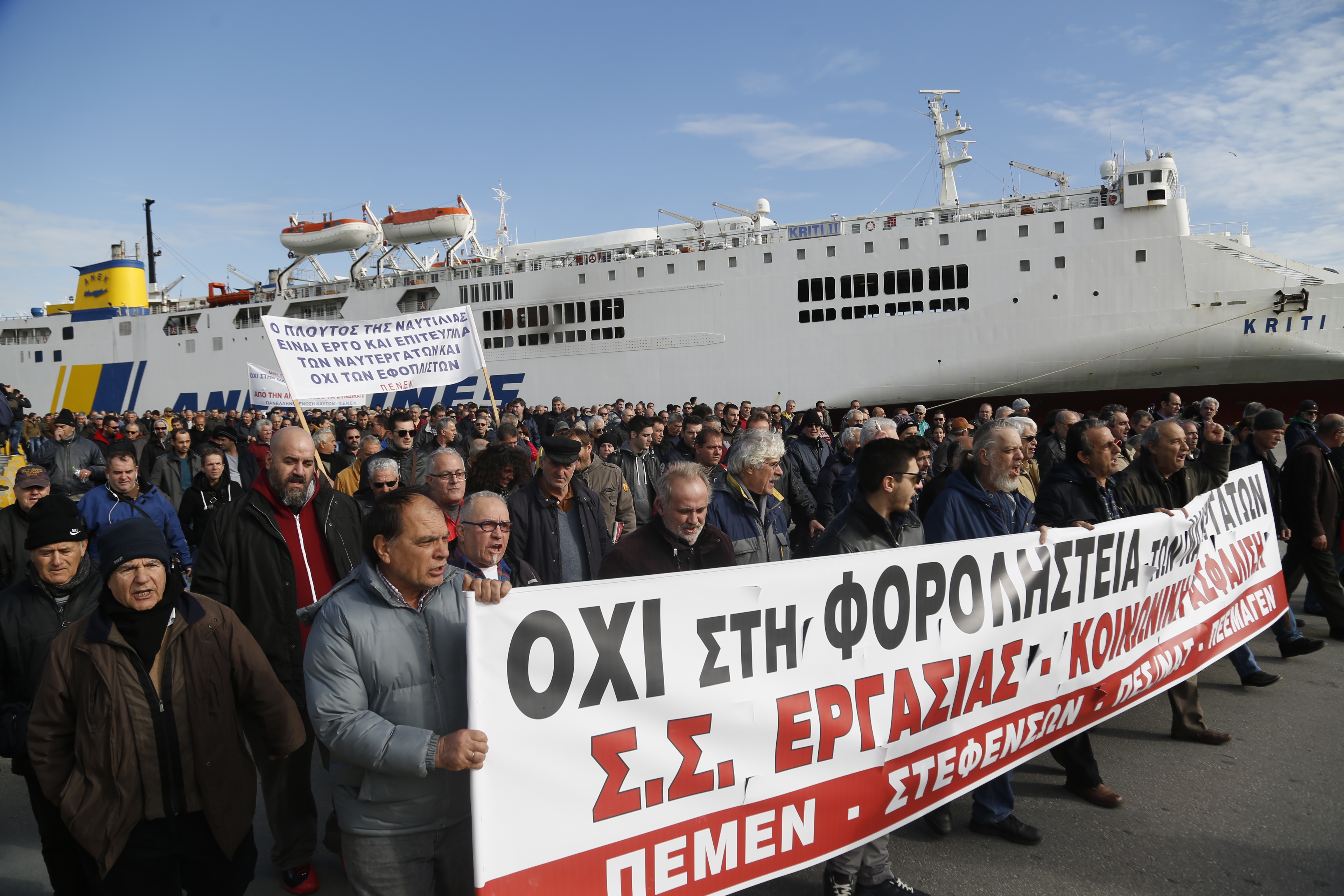Χωρίς πλοία ώς και την Πέμπτη, νέα παράταση στην απεργία της ΠΝΟ