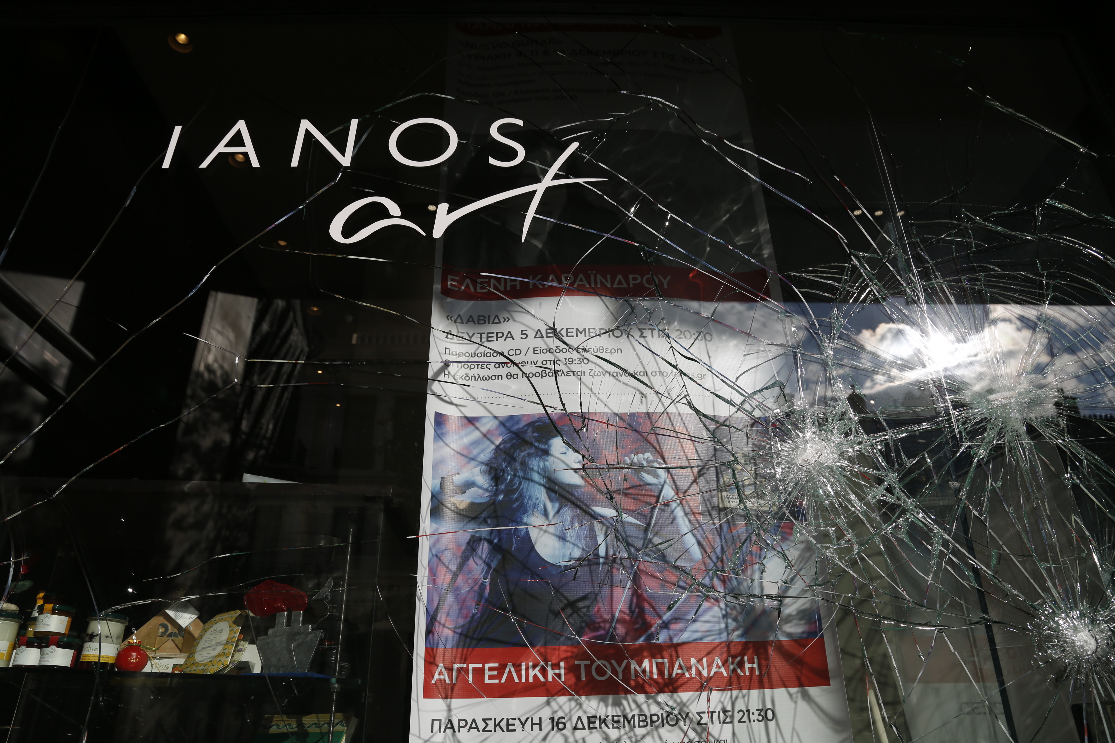 Ζημιές στον «Ιανό» από επίθεση με λοστούς