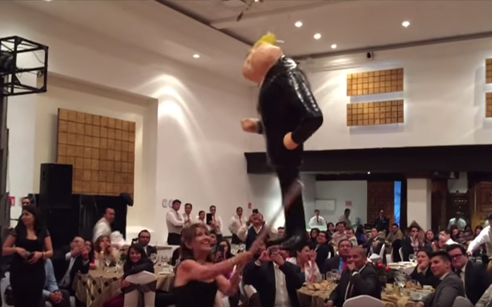 Μεξικανοί γερουσιαστές έσπασαν στο ξύλο πινιάτα του Τραμπ