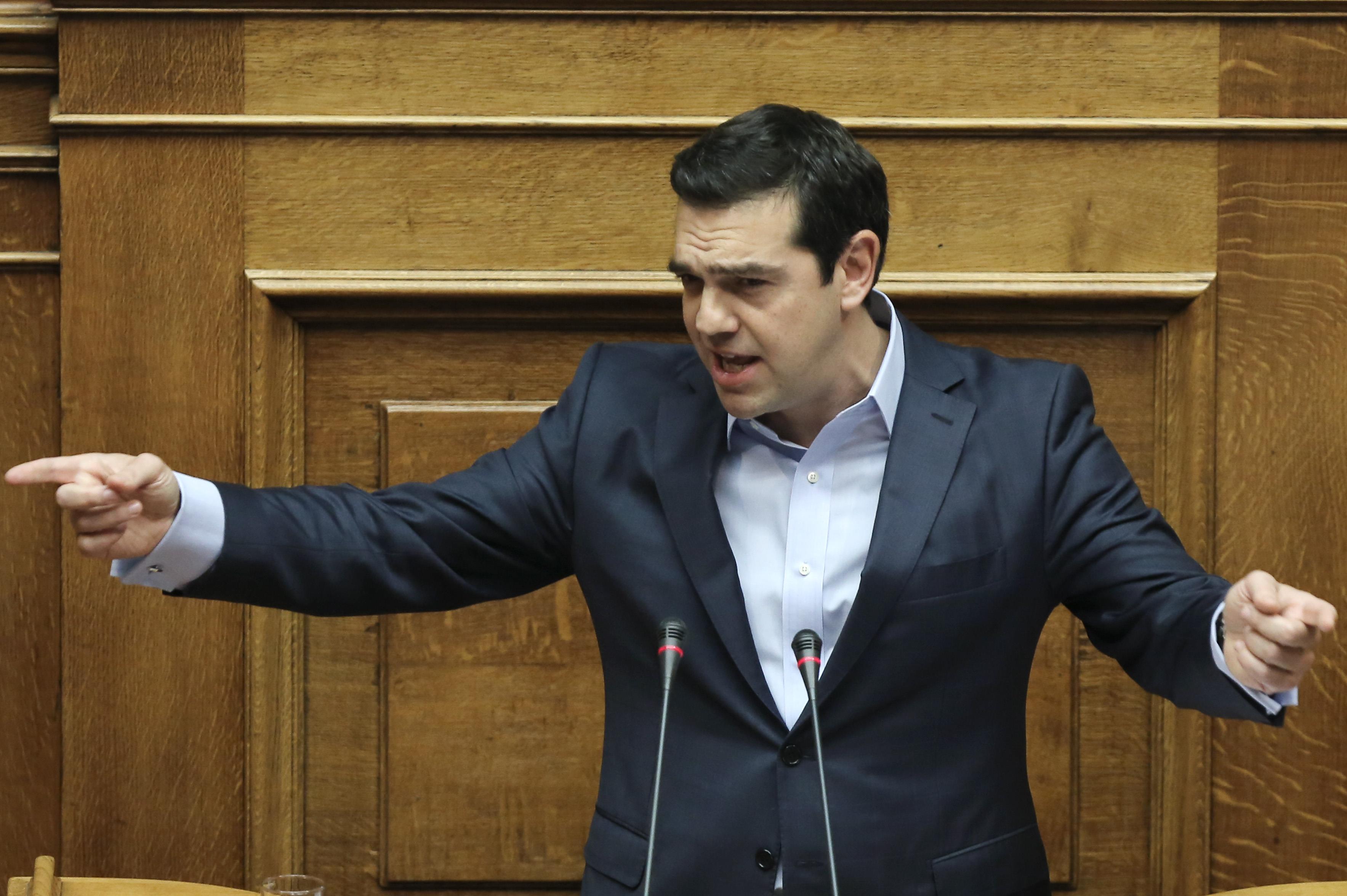 Spiegel: O Τσίπρας επέστρεψε στον ρόλο του επαναστάτη