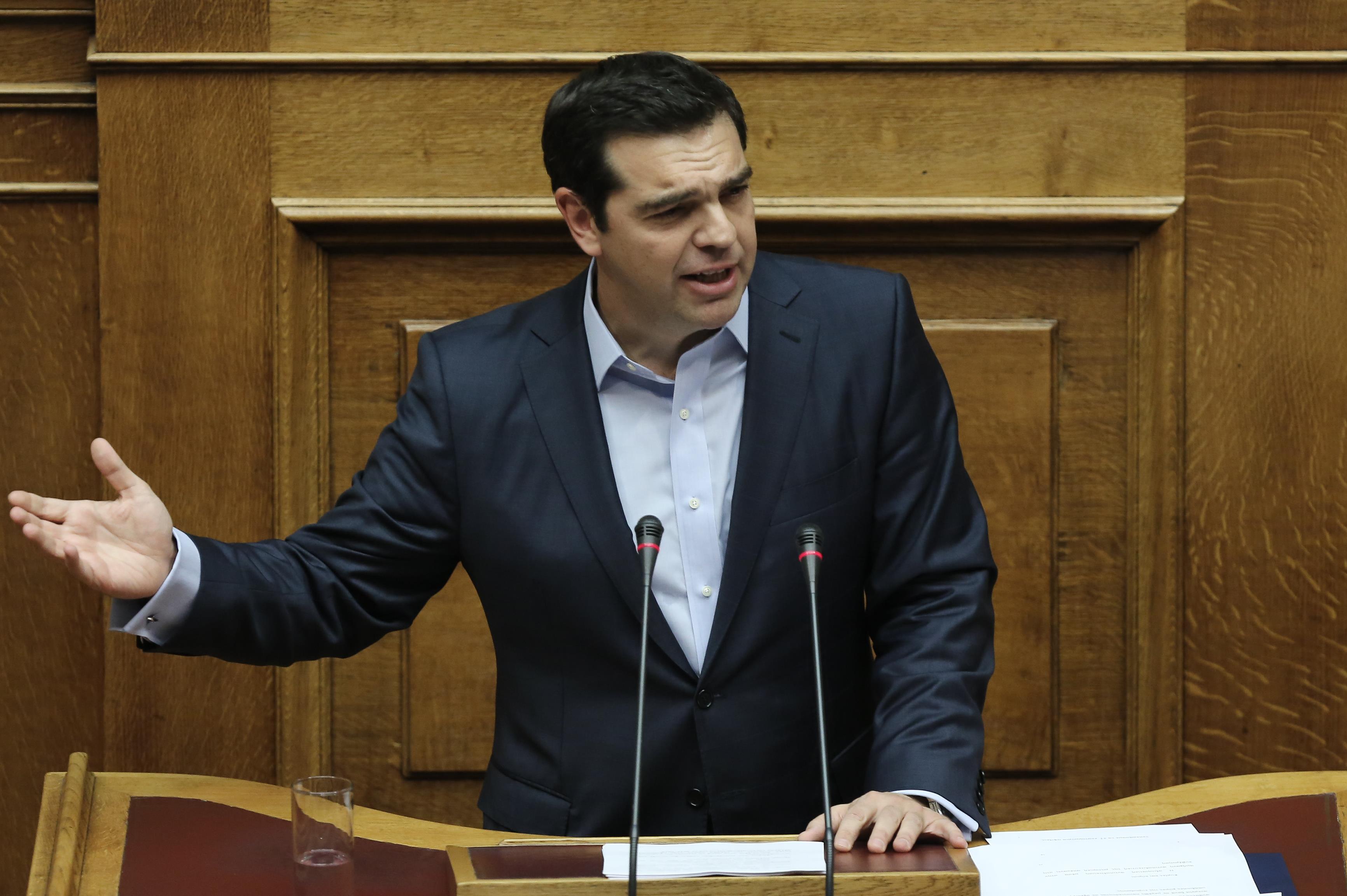 «Στο πλαίσιο της συμφωνίας όλα όσα κάνουμε» απαντά ο Τσίπρας στο Βερολίνο