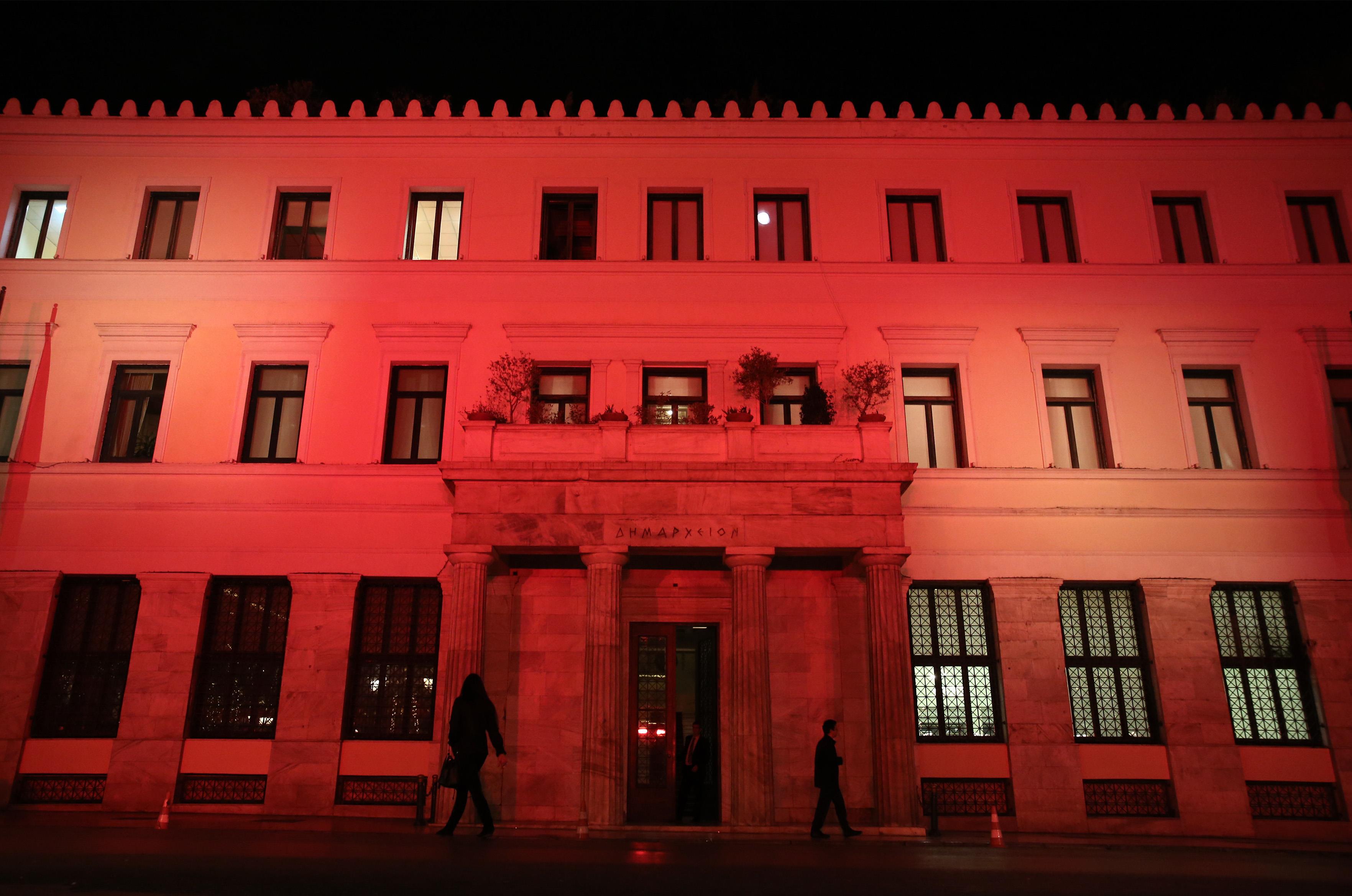 Στα χρώματα της τουρκικής σημαίας φωτίστηκε το δημαρχείο της Αθήνας