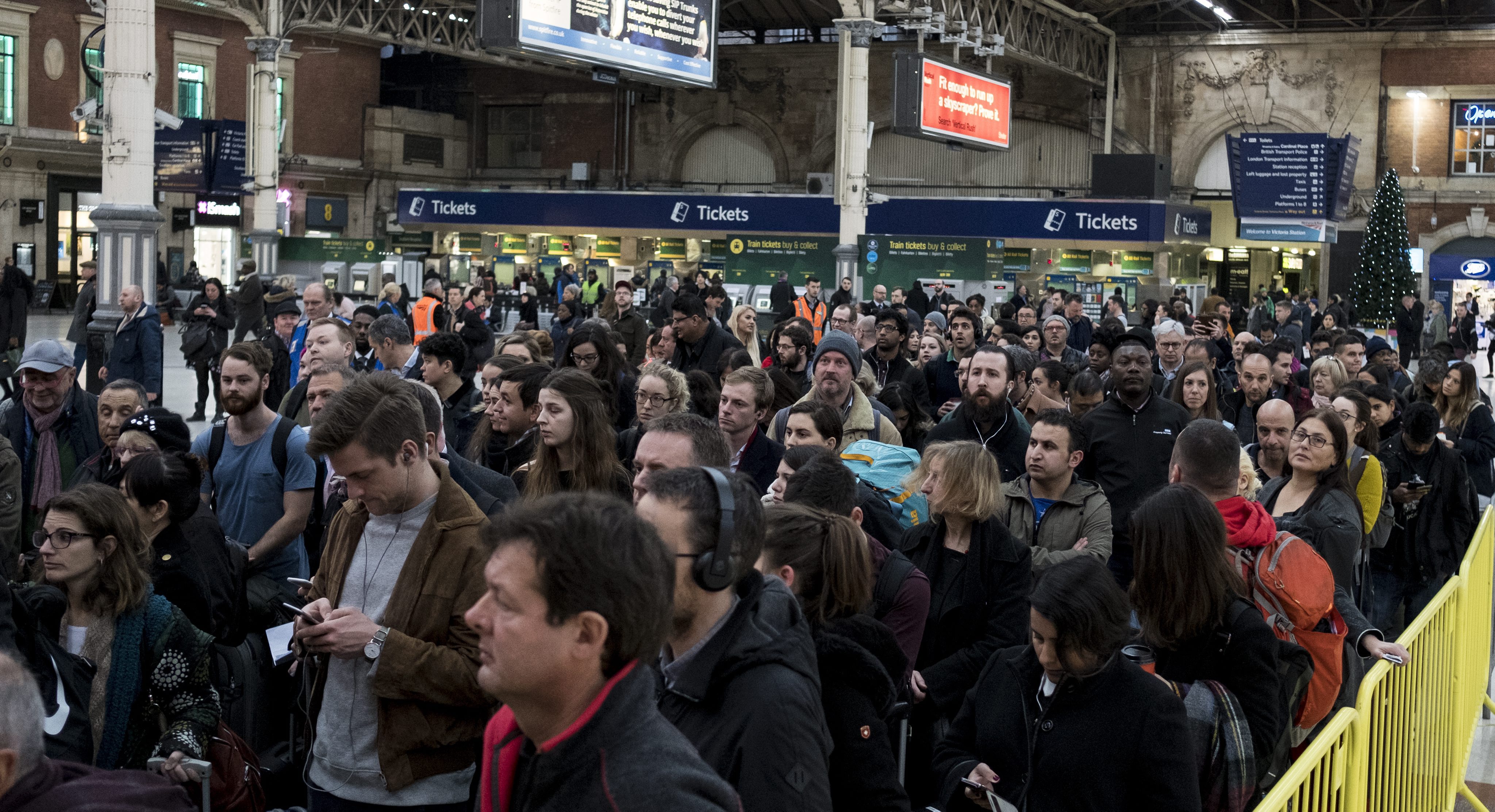 Χάος στο Λονδίνο από τη 48ωρη απεργία στα τρένα