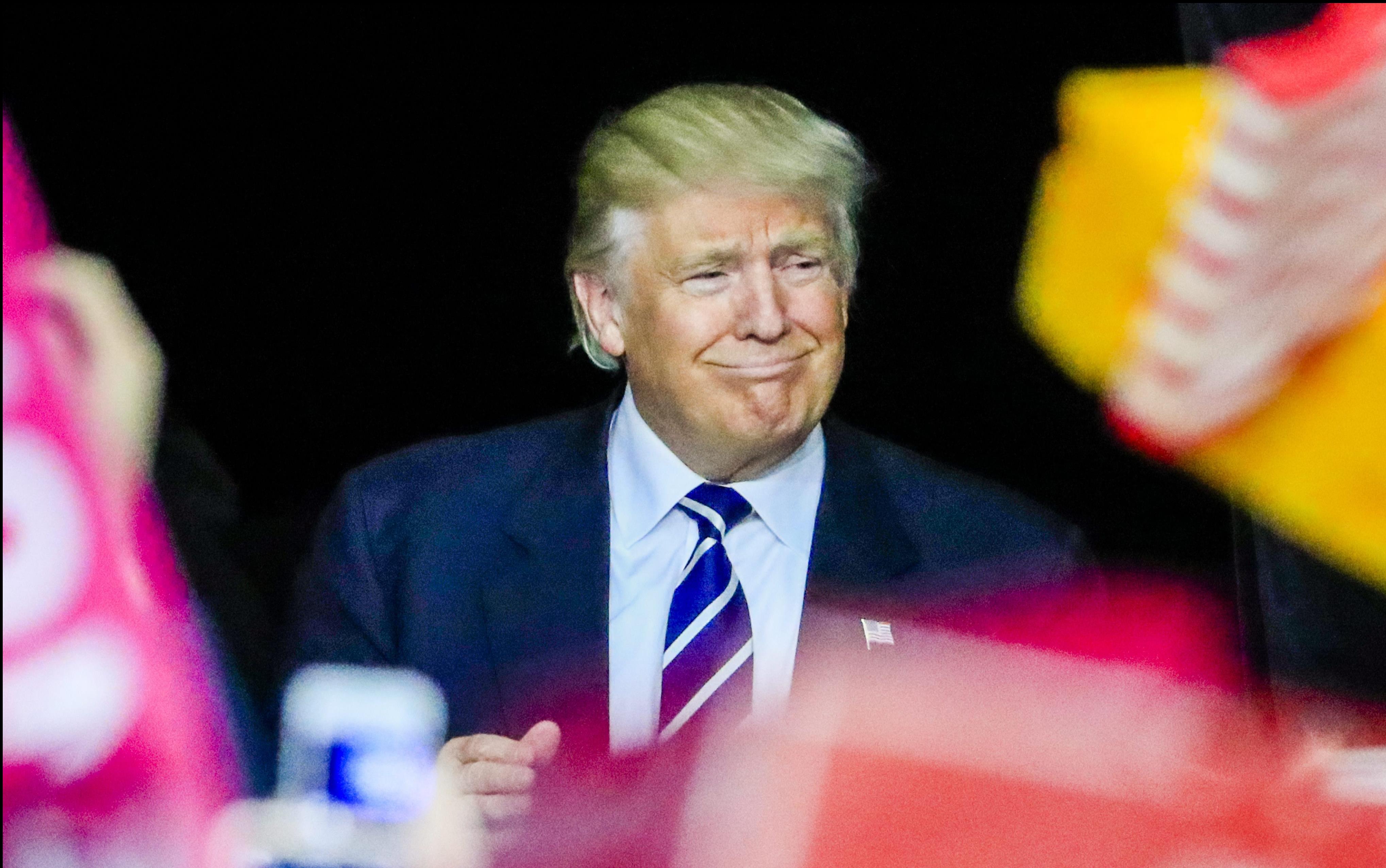 Τραμπ μαινόμενος κατά Vanity Fair για βιτριολική κριτική σε εστιατόριό του