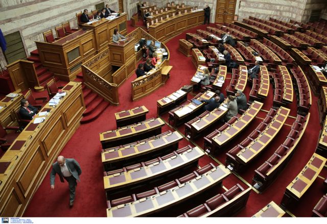 Βουλή: Σφοδρή αντιπαράθεση Σκουρλέτη – Σαλμά για την τροπολογία