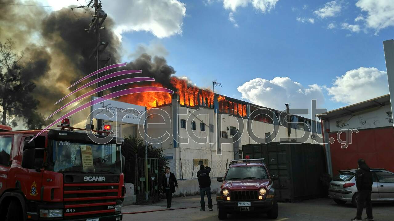 Στις φλόγες εργοστάσιο ξυλείας στο Ηράκλειο