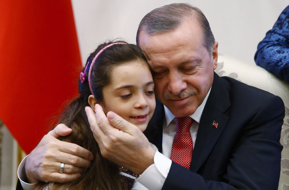 Επικοινωνιακή αγκαλιά Ερντογάν με την μικρή Μπάνα από το Χαλέπι