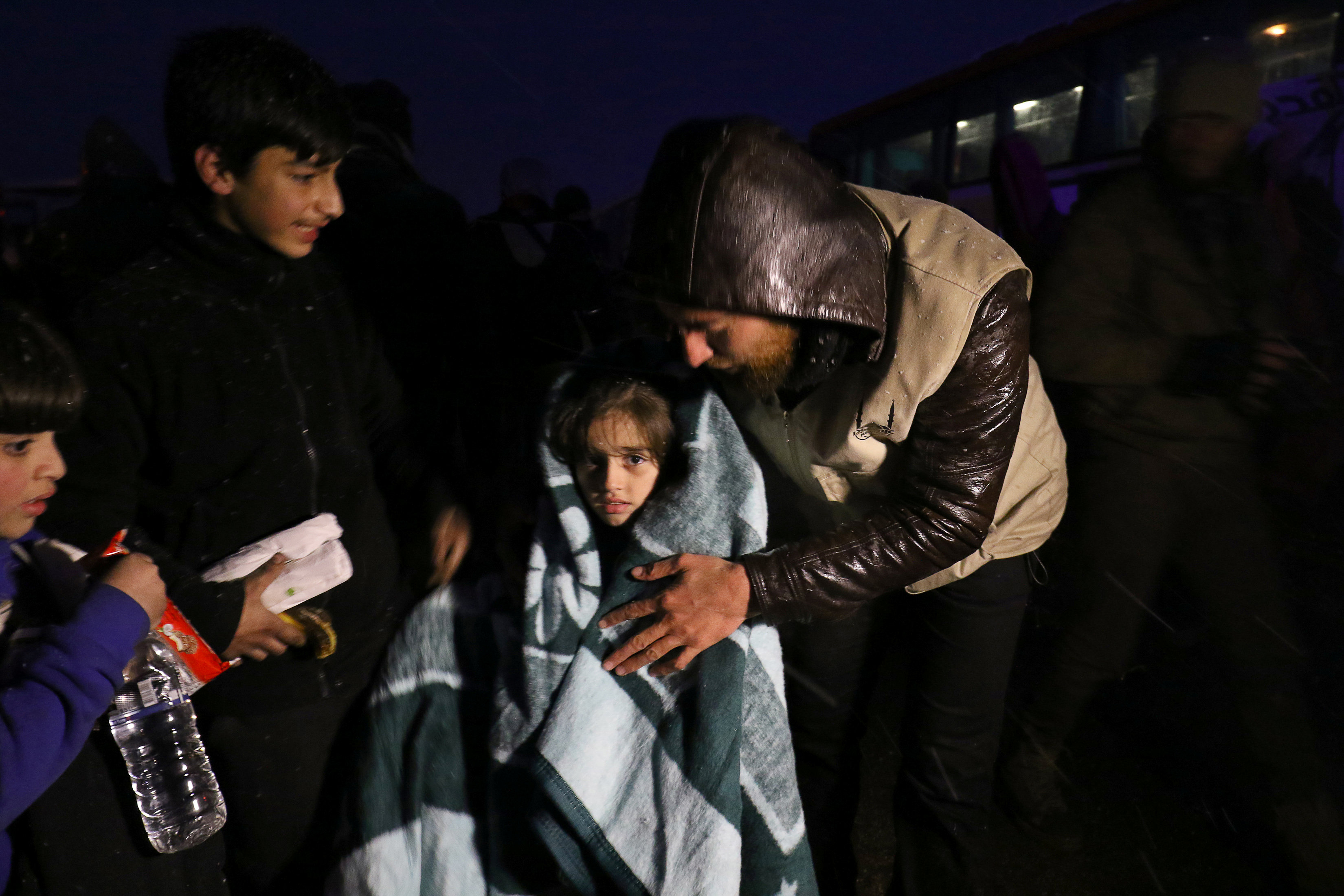Με τσουχτερό κρύο, μένουν ακόμη εκατοντάδες να φύγουν από το Χαλέπι