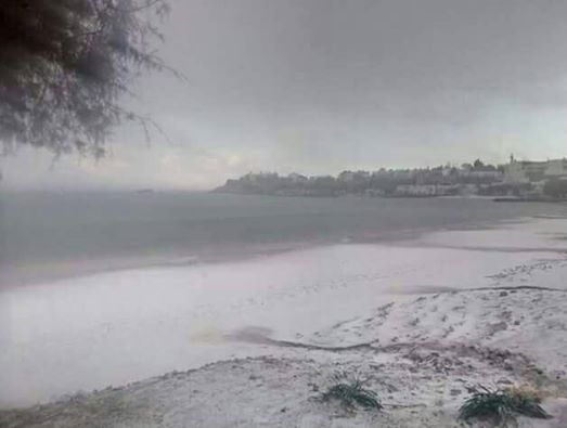 Ιεράπετρα: Παραλία καλύφθηκε με χιόνι για πρώτη φορά σε 25 χρόνια