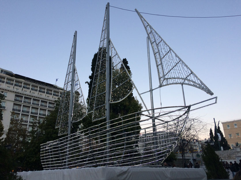 Ο Διονύσης Σαββόπουλος λέει τα κάλαντα μπροστά στο καμένο Αττικόν