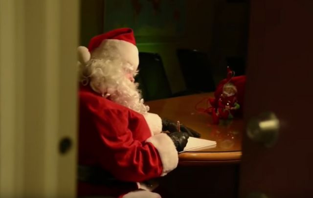 Ωρωπός: Δήμαρχος ντύθηκε Άγιος Βασίλης για καλό σκοπό
