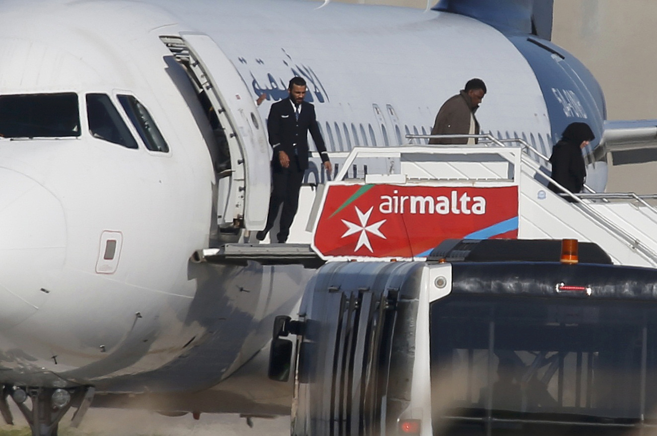 Παραδόθηκαν οι αεροπειρατές, μετά την απελευθέρωση των επιβατών