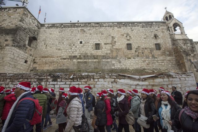 Πιστοί απ’ όλον τον κόσμο συρρέουν στη Βηθλεέμ για τα Χριστούγεννα