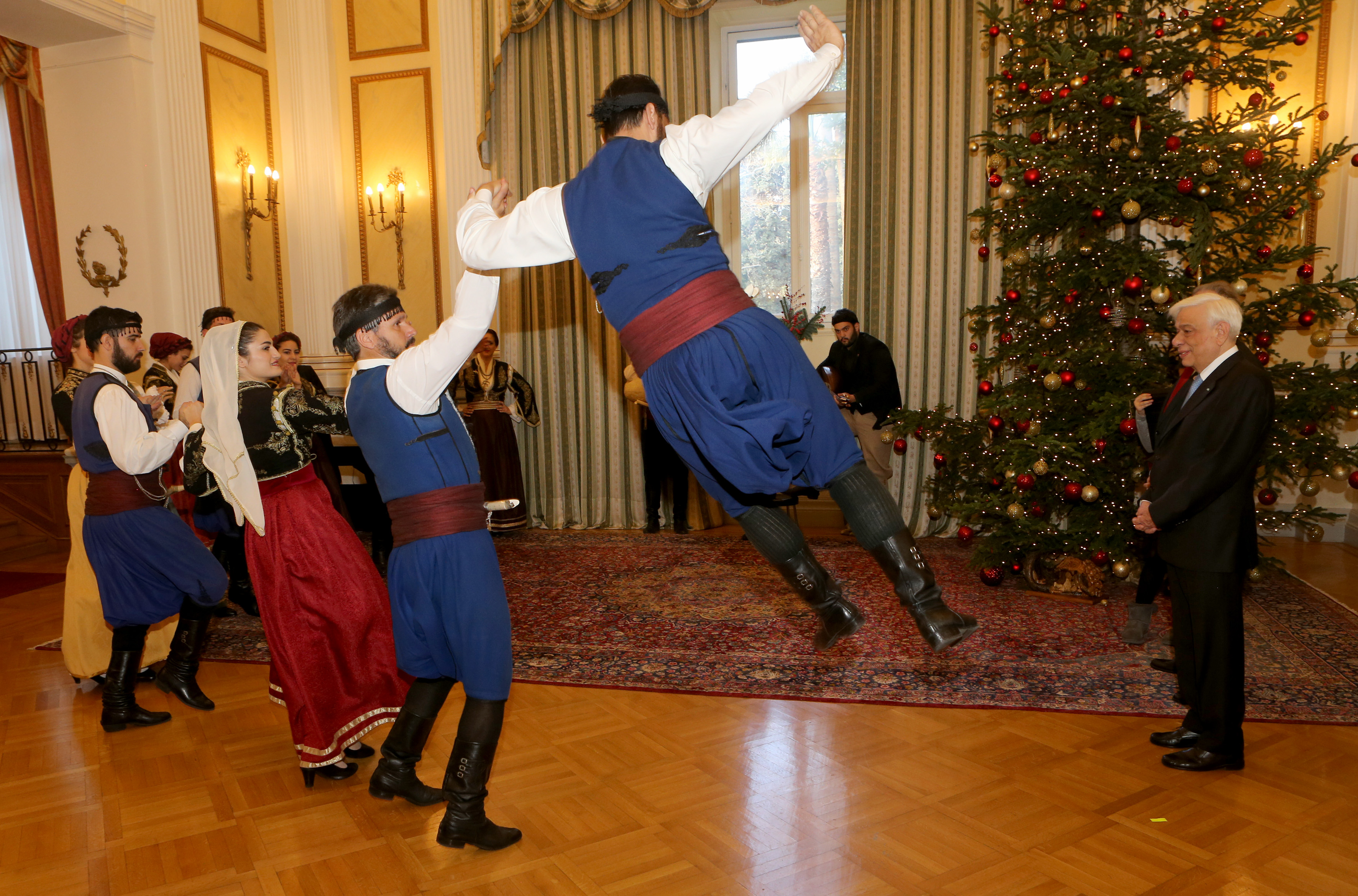 Με μαντινάδα για τον Ερντογάν τα κάλαντα στον Πρόεδρο της Δημοκρατίας