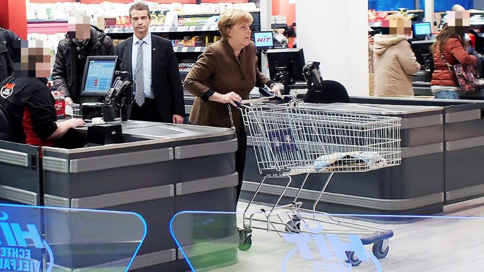 Η Μέρκελ στο σουπερμάρκετ για χριστουγεννιάτικα ψώνια