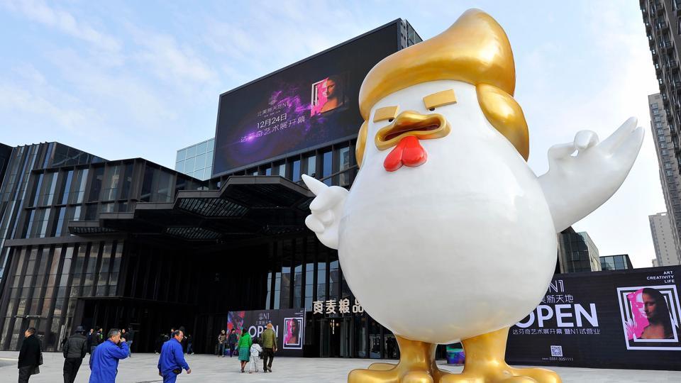 O Ντόναλντ Τραμπ… κοτόπουλο, υποδέχεται τη χρονιά του Κόκορα