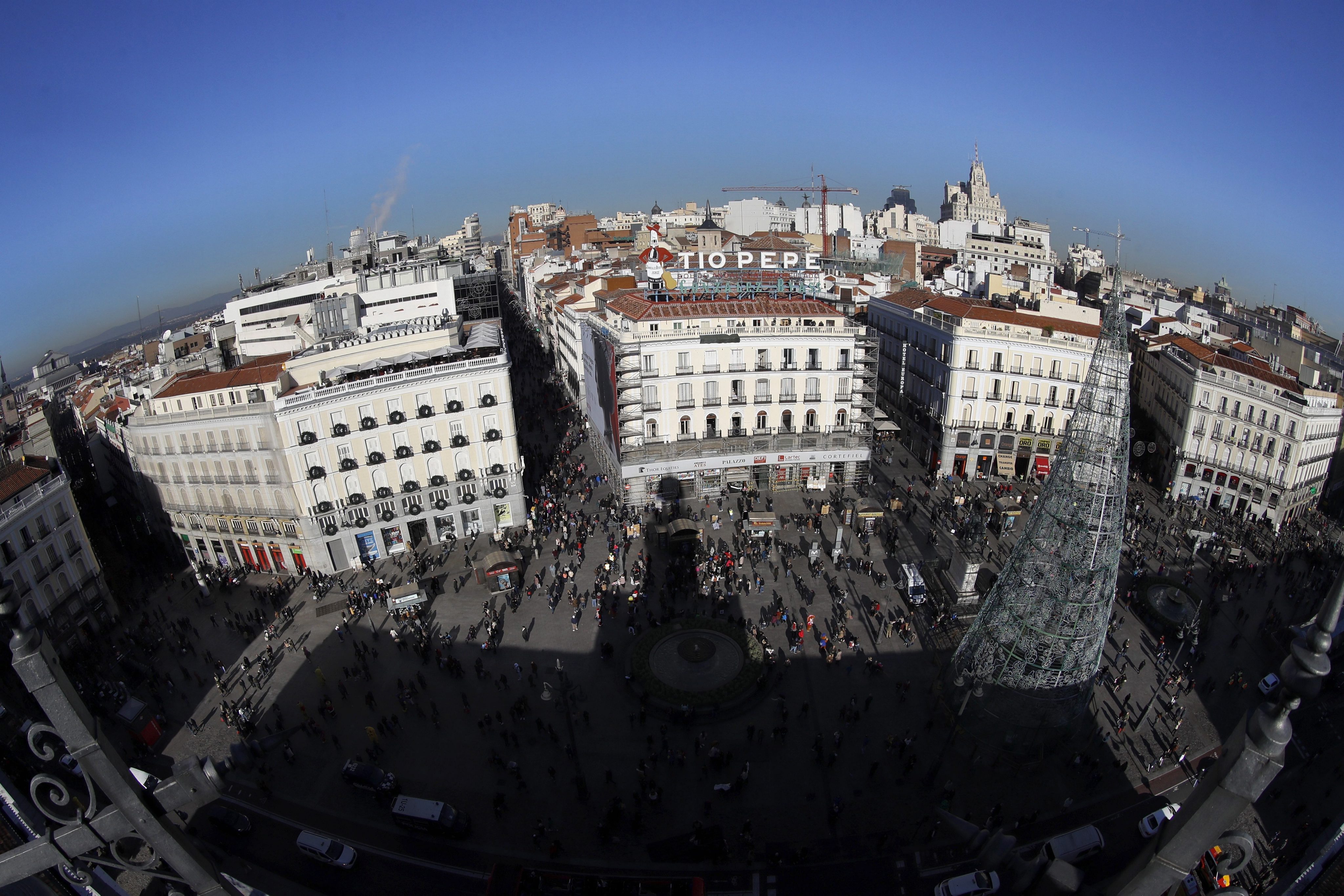 Τζιχαντιστές ποζάρουν με καλάσνικοφ μπροστά σε φωτογραφία της Πουέρτα δελ Σολ