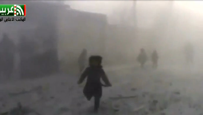 Παιδιά τρέχουν να σωθούν από τον τρόμο των βομβαρδισμών στη Συρία