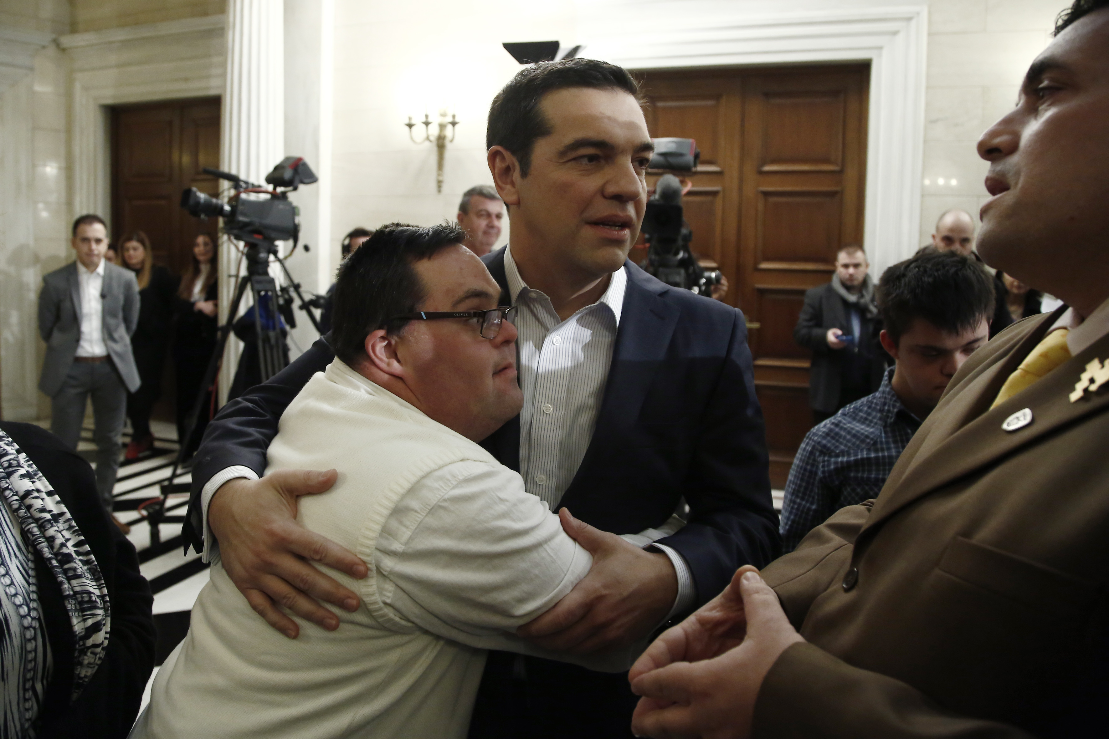 Και του χρόνου να μας τα ξαναπείτε, το «μήνυμα» Τσίπρα στα κάλαντα