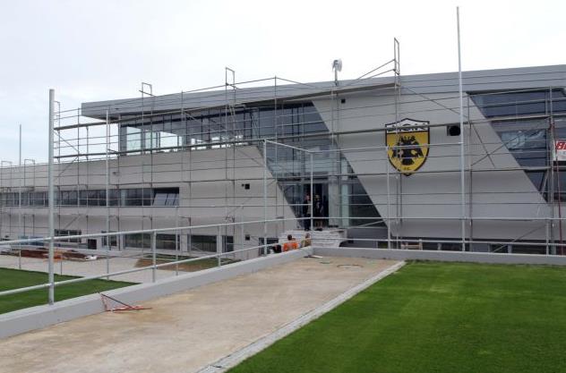 Οπαδοί της ΑΕΚ στα Σπάτα για… εξηγήσεις από τους παίκτες