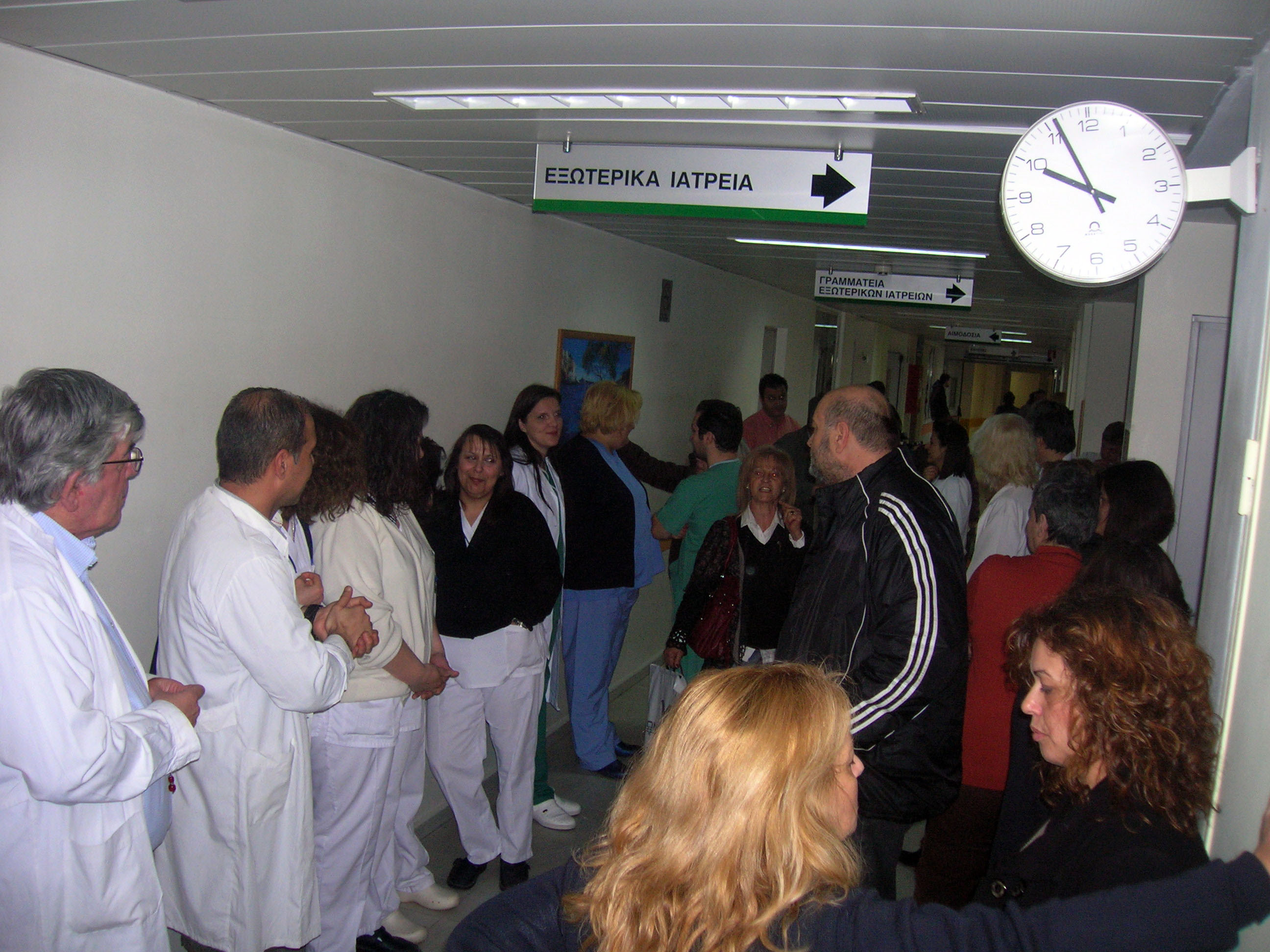 Θύματα ξυλοδαρμού από αγανακτισμένους πολίτες γιατροί και νοσηλευτές