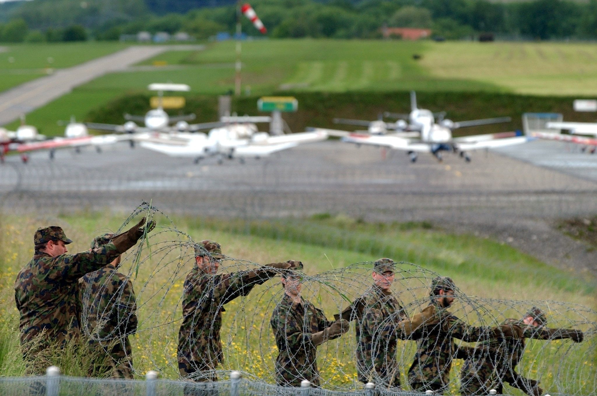 Στην Ελβετία ο Στρατός έχει ελλείψεις και φλερτάρει με τους «γιωτάδες»