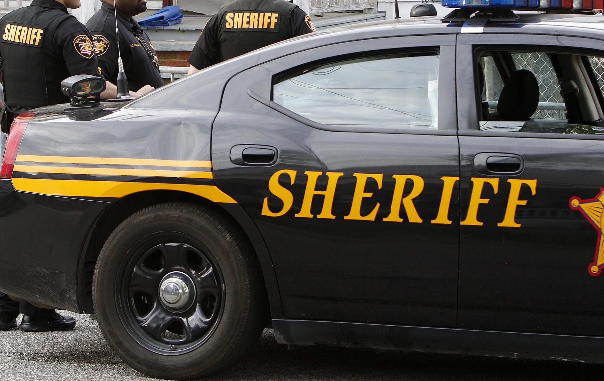 Κόλλησε  τον γιο της στον τοίχο με μονωτική ταινία και το ανέβασε στο Facebook