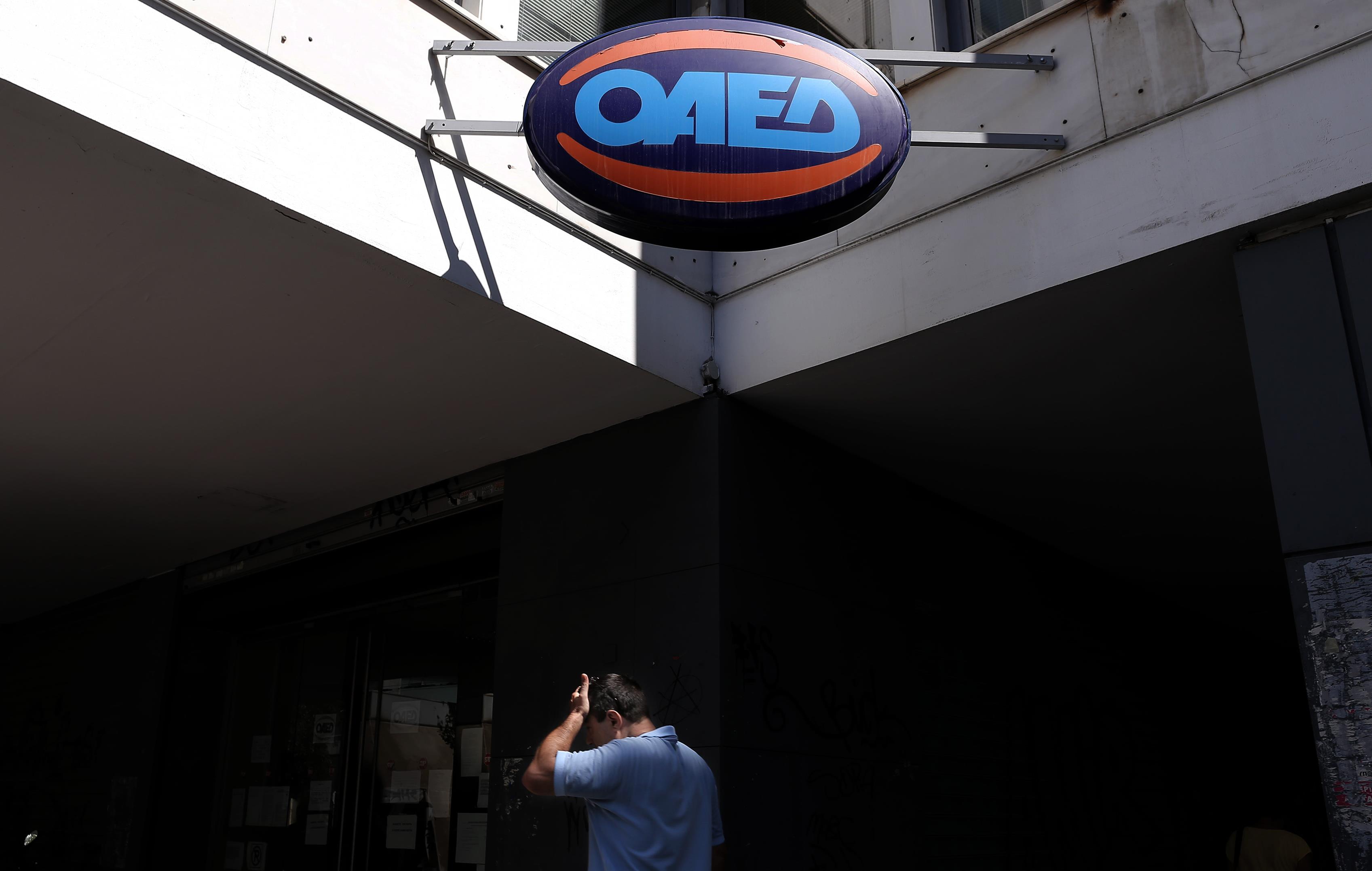 Ανεργία: Απολύονται 55άρηδες για νεότερους με τον κατώτατο μισθό