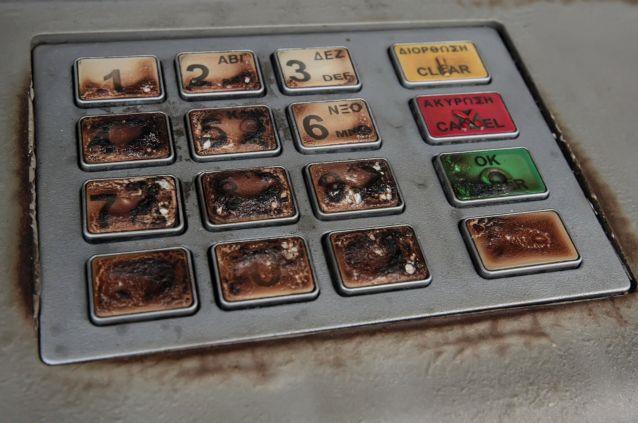 Βόμβα μολότοφ έκαψε ΑΤΜ στην πλατεία Κάνιγγος