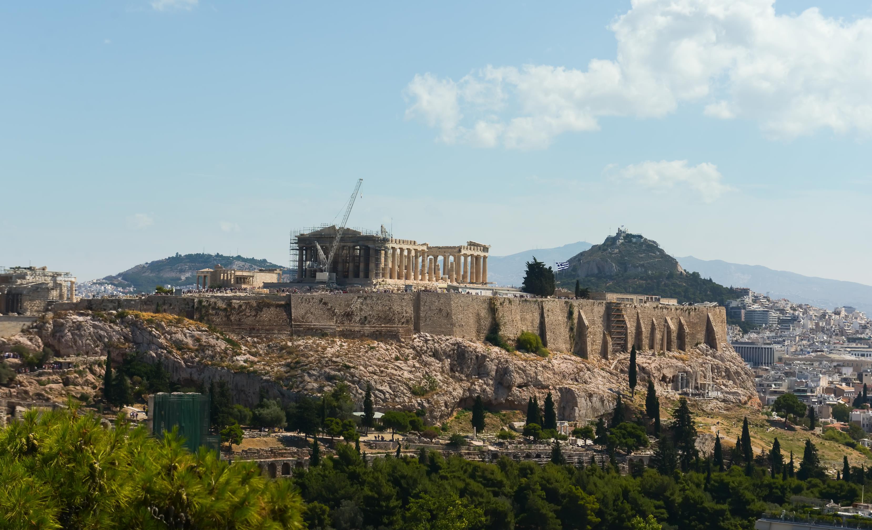Πρωταθλητής της οικονομίας ο τουρισμός, «βαρίδι» η υπερφορολόγηση