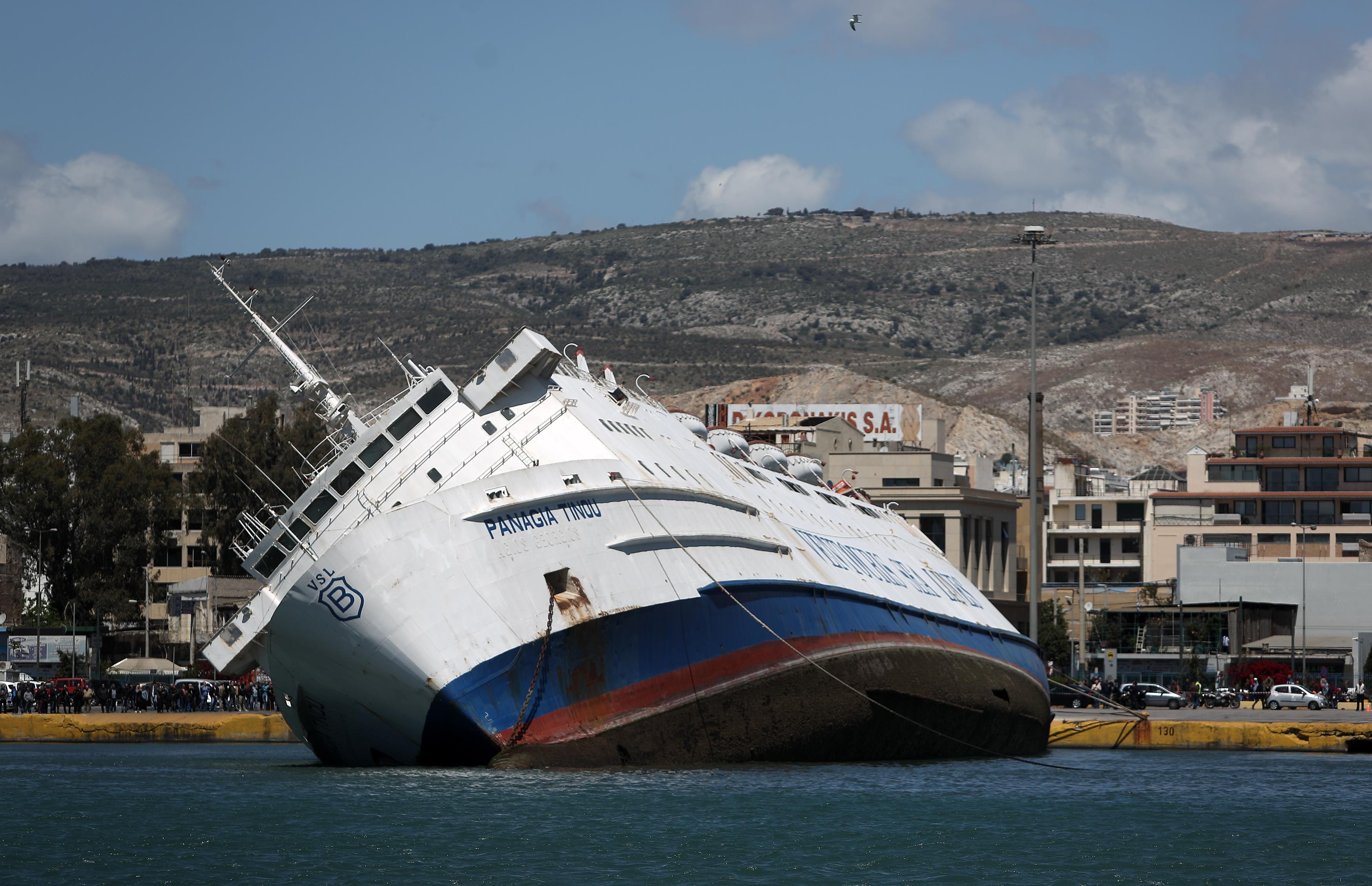 Σε τρεις μήνες απομακρύνεται από το λιμάνι το ημιβυθισμένο «Παναγία Τήνου»