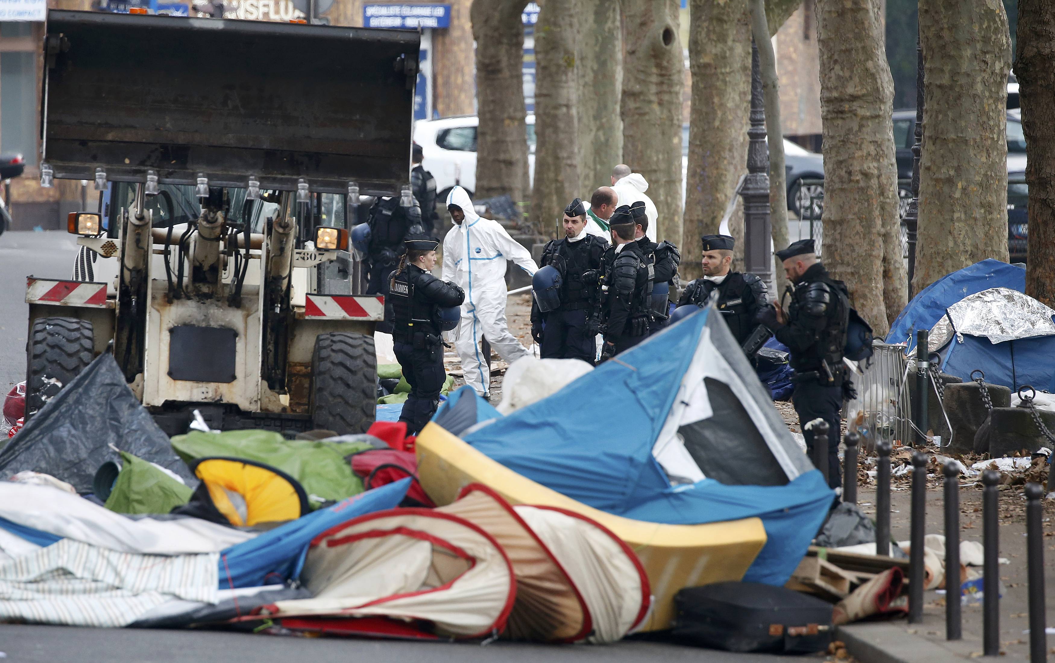 Παρίσι: Αστυνομικοί κατάσχουν τις κουβέρτες προσφύγων για να φύγουν από το δρόμο