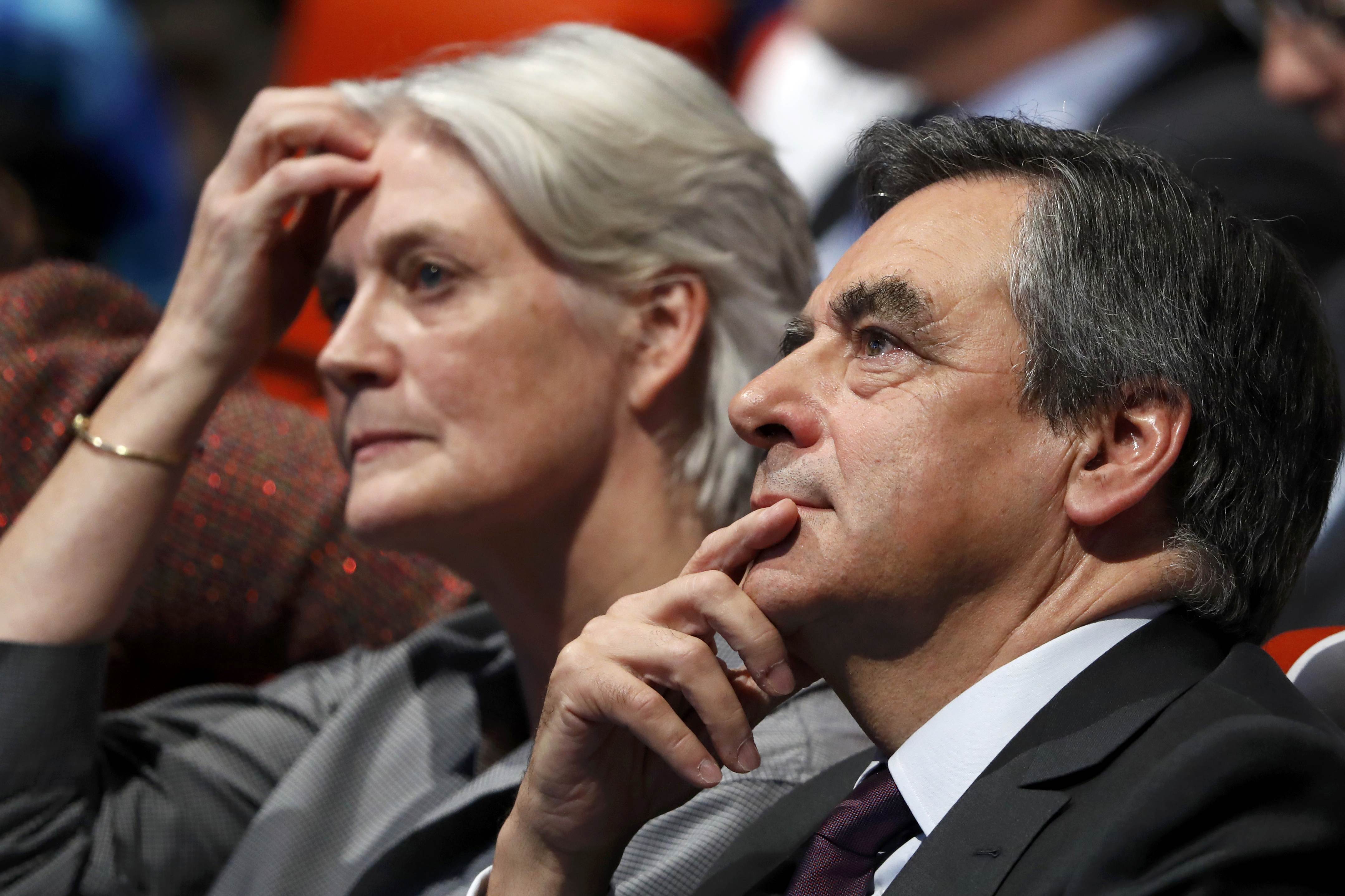 Άρωμα σκανδάλου γύρω από τον προεδρικό υποψήφιο Φιγιόν και τη σύζυγο