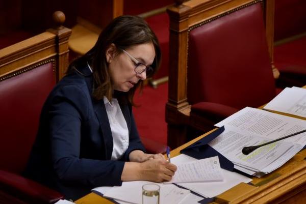 Δεν θα μειωθεί το αφορολόγητο, δεσμεύεται η υφυπουργός Οικονομικών