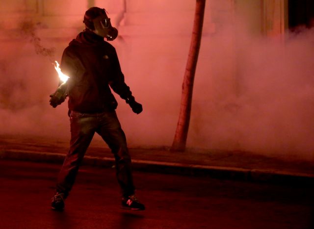 Μολότοφ κατά των ΜΑΤ έξω από το τουρκικό προξενείο στη Θεσσαλονίκη