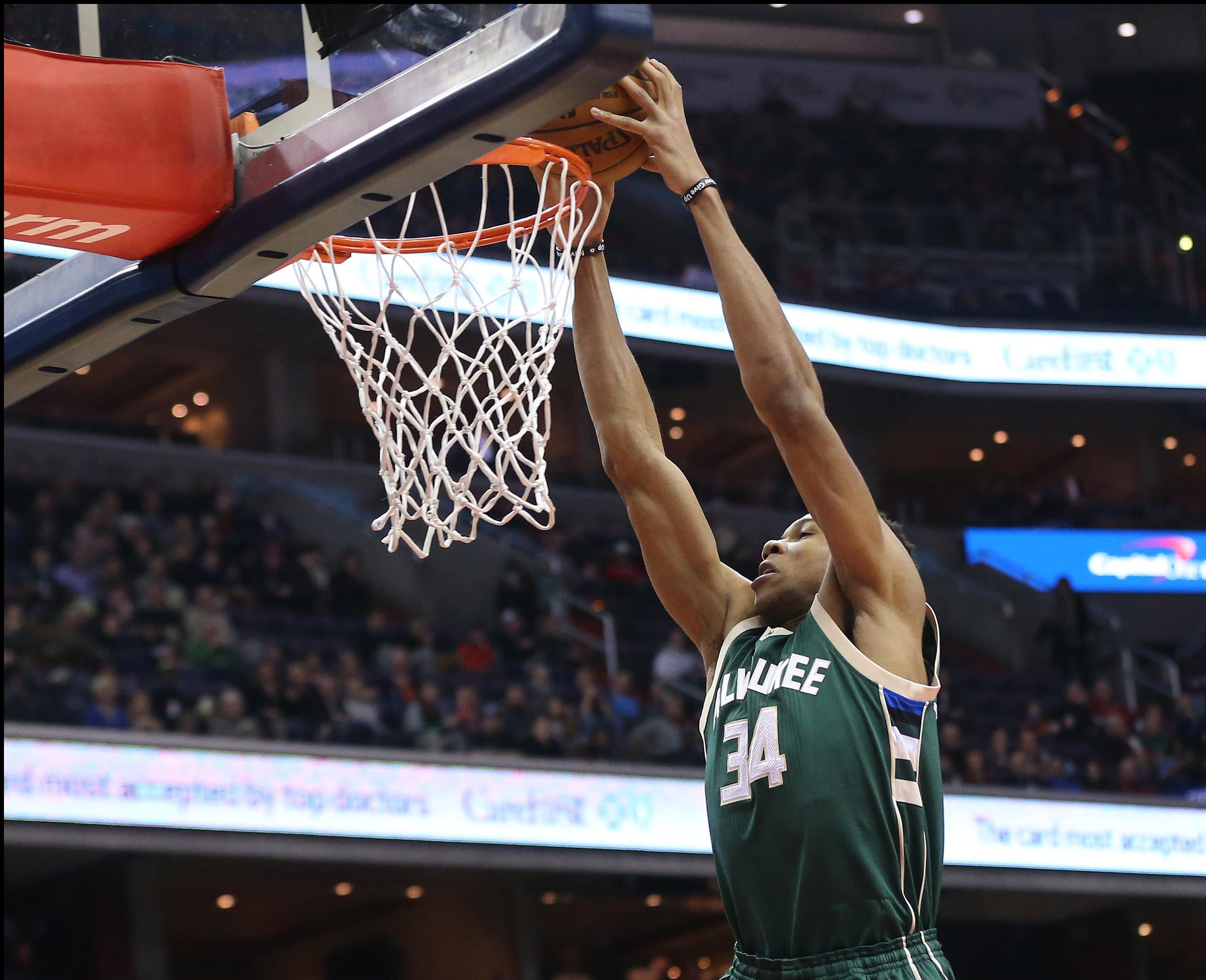 Τρομερός ξανά ο Αντετοκούμπο, «σκότωσε» και τους Θάντερ