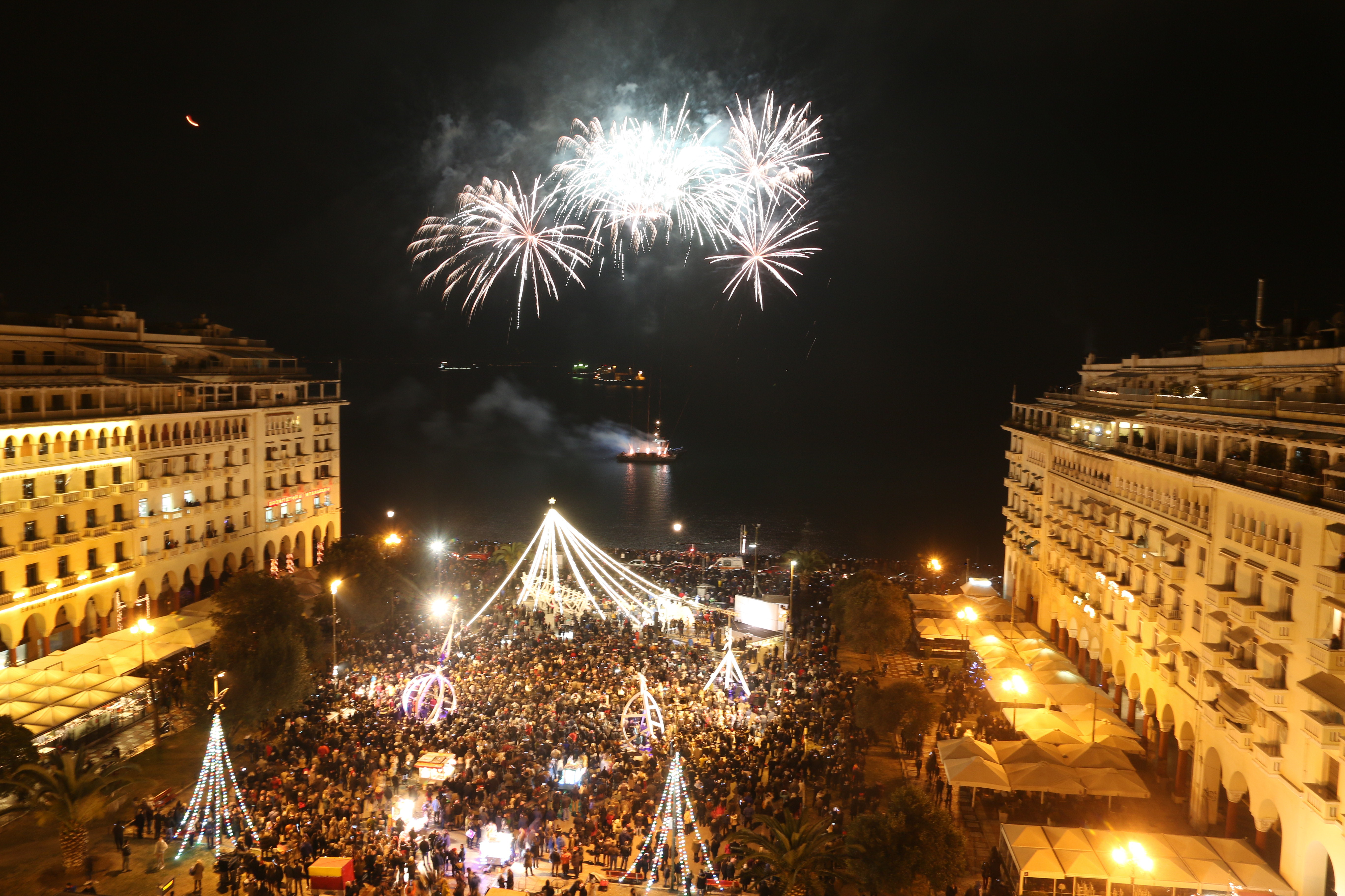 Φαντασμαγορικό θέαμα πυροτεχνημάτων στην πλατεία Αριστοτέλους
