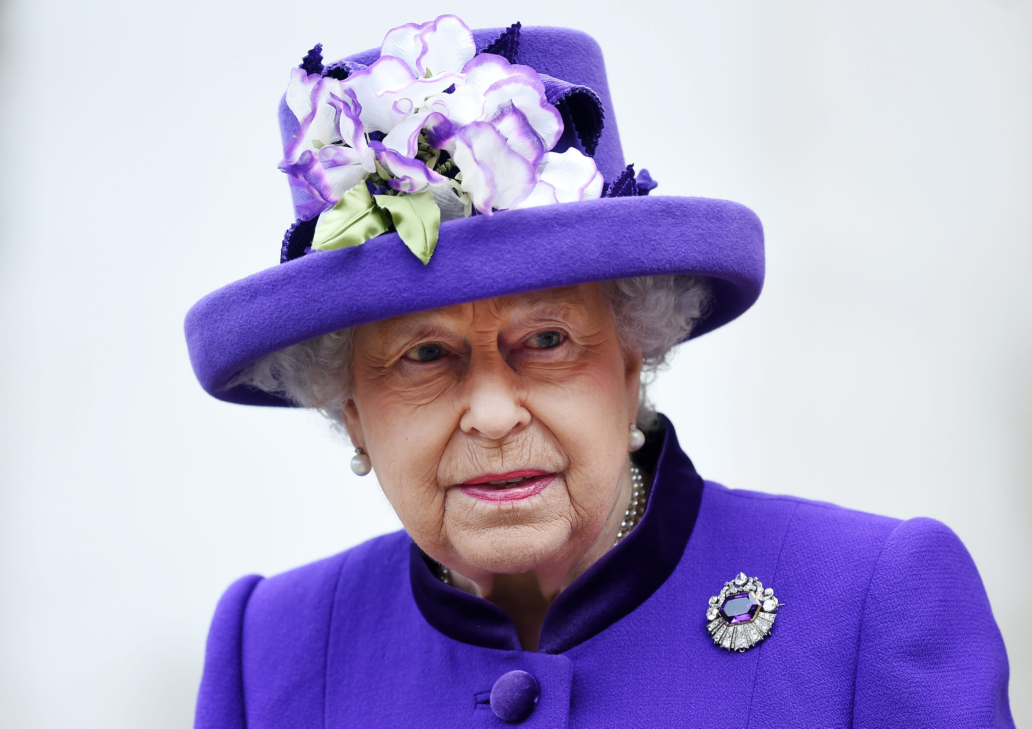 Η Βρετανία βγάζει στεναγμό ανακούφισης, η βασίλισσα επιστρέφει στα καθηκόντά της