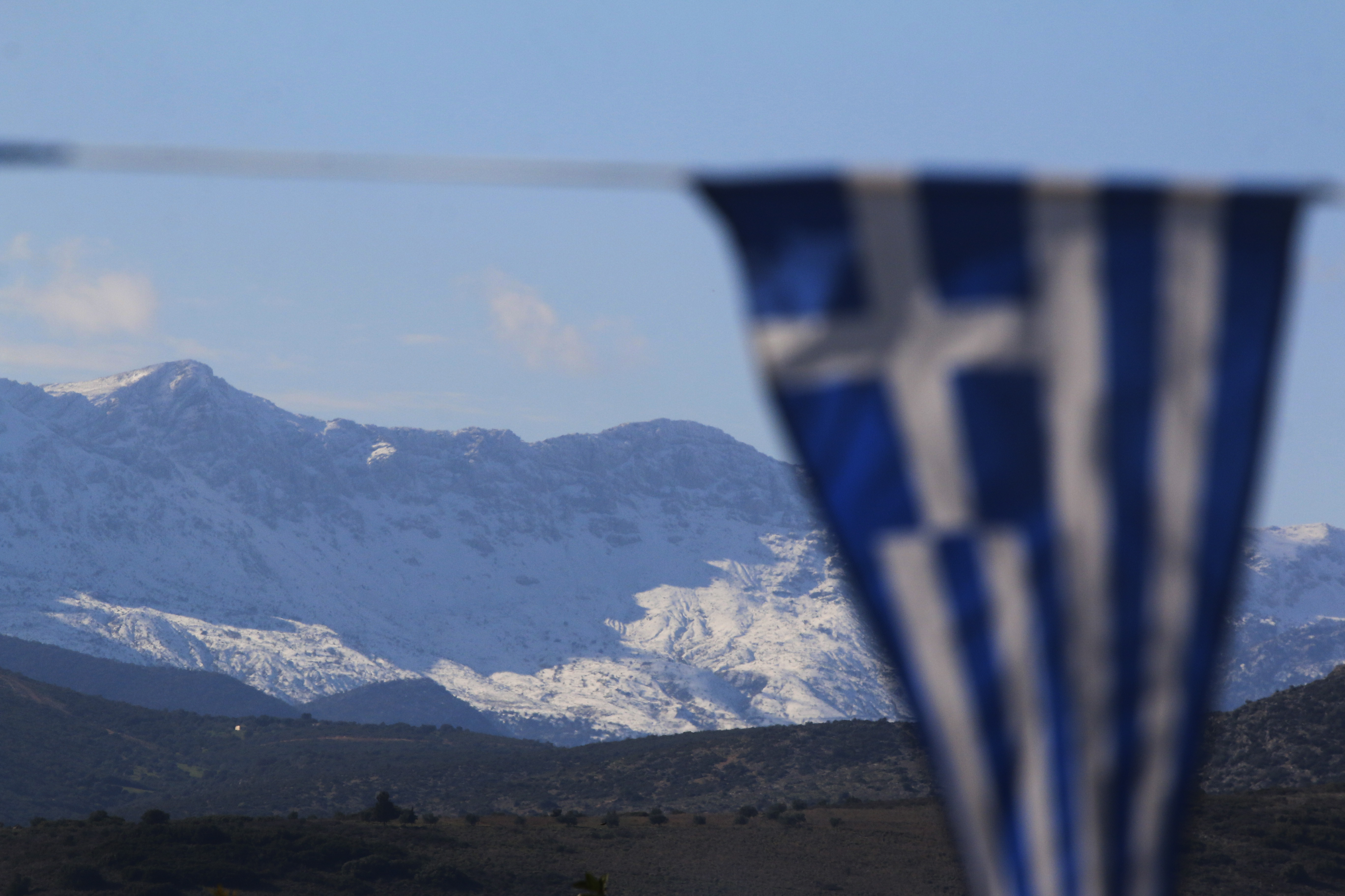 Χιονιάς σε ύφεση με τσουχτερό κρύο και αλυσίδες στα ορεινά